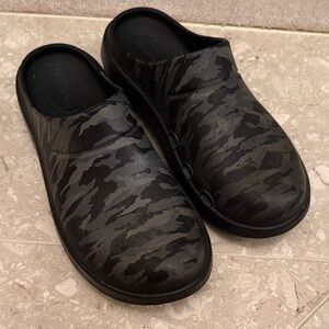 OOFOS OOcloog Limited Edition Camo Clog Men’s 6 Women’s 8 Unisex Recovery